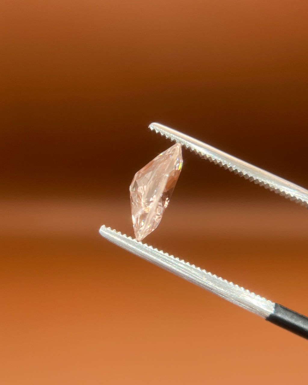 2.25ct Pakistan imperial topaz, oval brilliant cut, soft champagne blush
Natural imperial topaz, 2.25ct oval cut, pale peach glow, held to the light