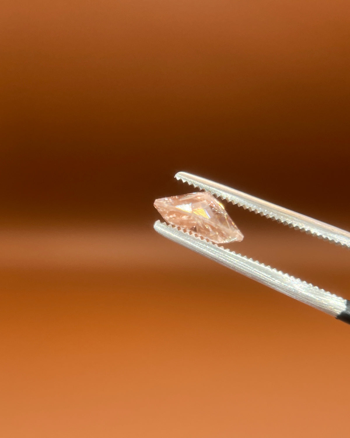 2.25ct Pakistan imperial topaz, oval brilliant cut, soft champagne blush
Natural imperial topaz, 2.25ct oval cut, pale peach glow, held to the light