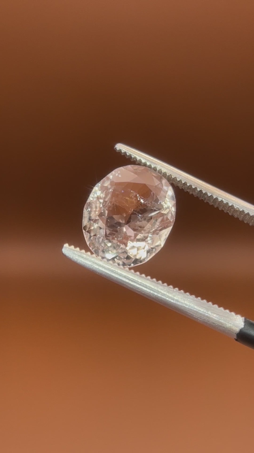 2.25ct Pakistan imperial topaz, oval brilliant cut, soft champagne blush
Natural imperial topaz, 2.25ct oval cut, pale peach glow, held to the light