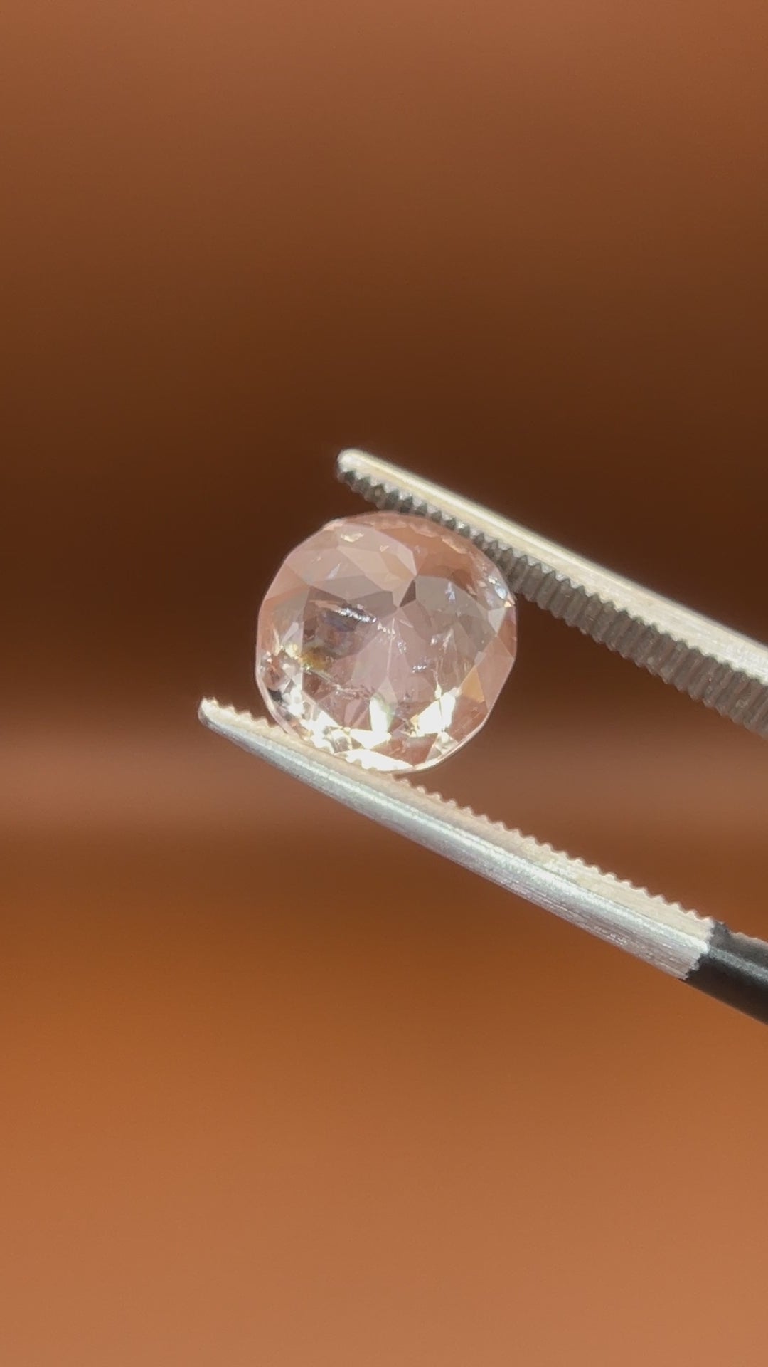 2.25ct Pakistan imperial topaz, oval brilliant cut, soft champagne blush
Natural imperial topaz, 2.25ct oval cut, pale peach glow, held to the light